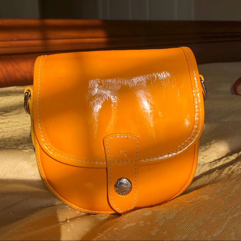 Dooney & Bourke
Crossbody